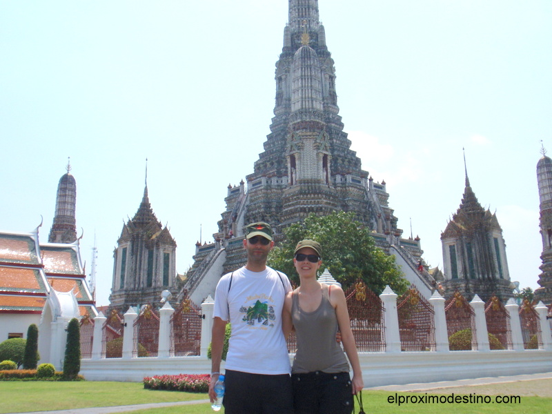 David y Meritxell en el templo Wat Arun en Bangkok 