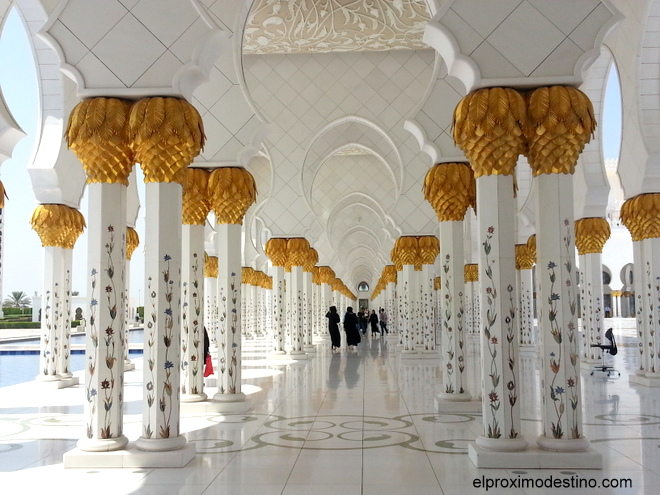 Interior de la Mezquita de Abu Dhabi 