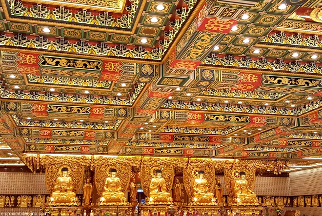 Sala dorada, monasterio budista de Lantau. 
