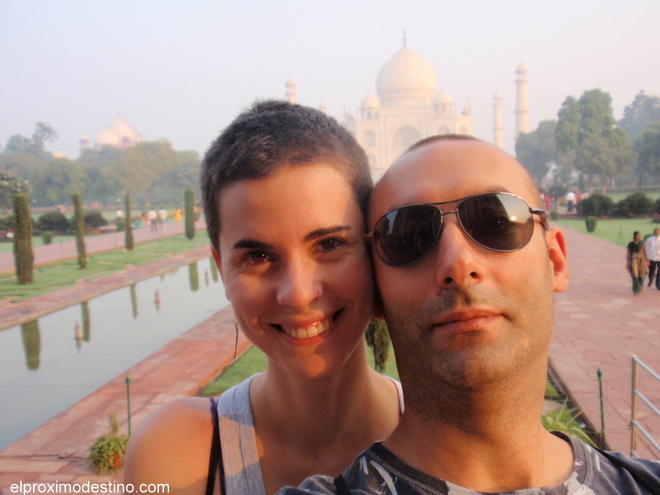 Meritxell & David en el Taj Mahal