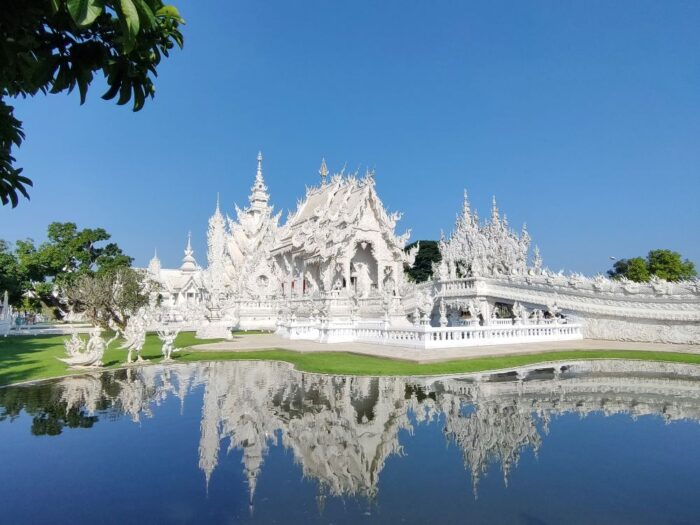 visitar el templo blanco de chian rai