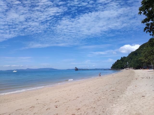 Descubre Koh Yao Yai, una isla tranquila en Tailandia con playas paradisíacas, cultura local auténtica y fácil acceso desde Phuket. Guía completa para tu viaje.